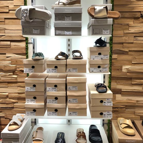 Bild enthält, Indoors, Interior Design, Sandal, Shoe Shop, Shop, Shoe, Box, Tape