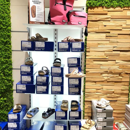 Bild enthält, Indoors, Interior Design, Shelf, Wood, Shop, Shoe, Box, Shoe Shop, Handbag