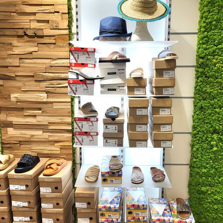 Bild enthält, Indoors, Interior Design, Hat, Sun Hat, Box, Shoe, Wood, Shop, Sandal, Shoe Shop