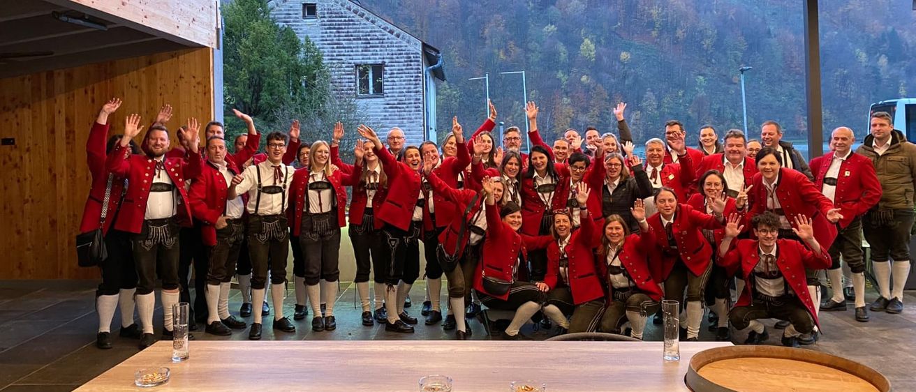 Bild enthält, People, Person, Adult, Female, Woman, Handbag, Celebrating, Shoe, Groupshot, College