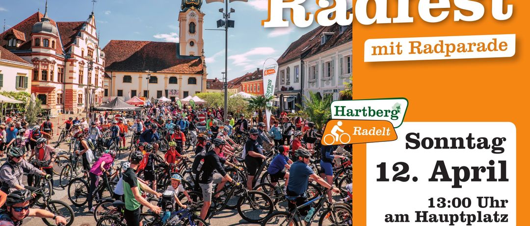 Plakat für das Hartberg Fahrradfestival. Viele Radfahrer sind auf dem Stadtplatz versammelt. Es steht Hartberg Radfest auf dem Plakat. Die Veranstaltung findet am 12. August statt.