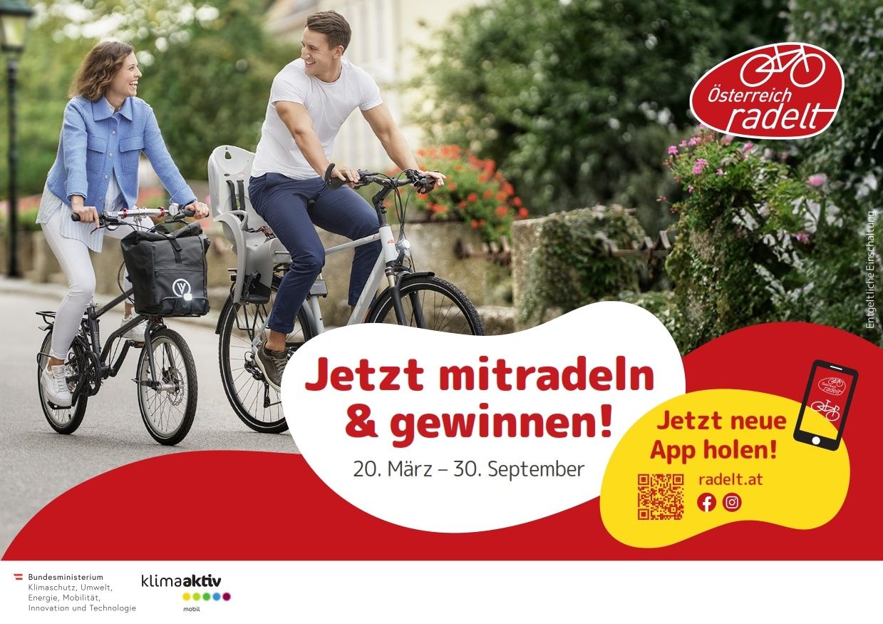 Zwei Menschen fahren lächelnd draußen auf Fahrrädern. Eine Aktion für eine App wird mit dem Text 'Jetzt mitradeln & gewinnen!' angezeigt. Der Datumsbereich ist vom 20. März bis zum 30. September.