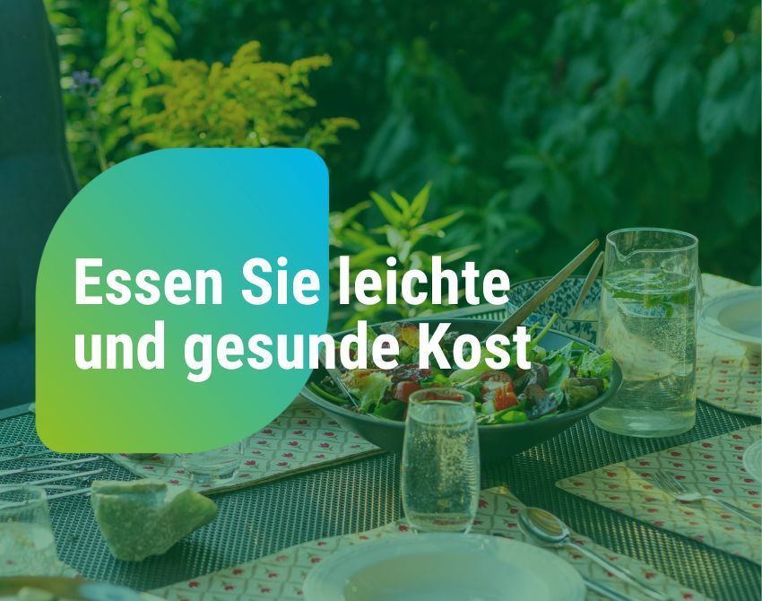 Ein Tisch mit Geschirr, Gläsern und Besteck in einem Garten. Der Text lautet 'Essen Sie leichte und gesunde Kost'.