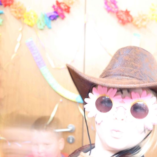 Bild enthält, Hat, Face, Head, Person, Photography, Portrait, Accessories, Sunglasses, Sun Hat, Glasses