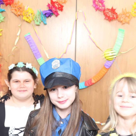 Bild enthält, Hat, People, Person, Photography, Portrait, Cap, Child, Female, Girl, Costume