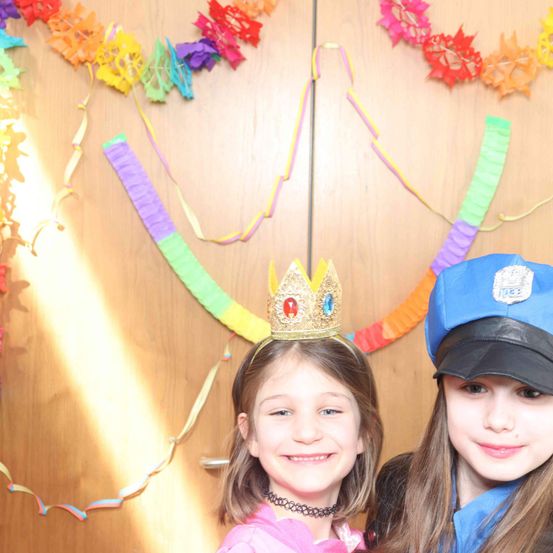 Bild enthält, Hat, Accessories, Person, Photography, Portrait, Jewelry, People, Cap, Child, Girl