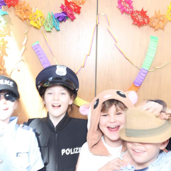 Bild enthält, Hat, Cap, Face, Person, Photography, Portrait, Baseball Cap, People, Sunglasses, Baby