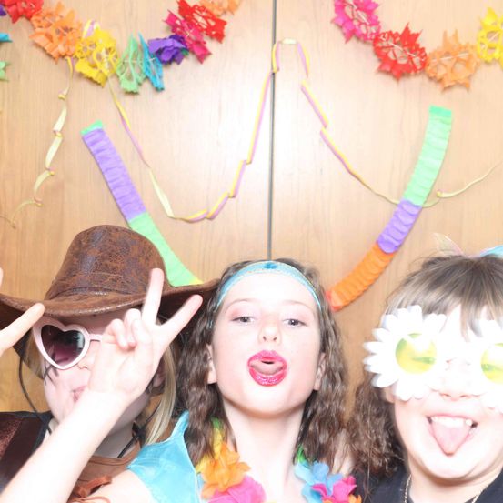 Bild enthält, Flower, Flower Arrangement, Head, Person, Photography, Portrait, Accessories, Hat, Costume, Petal