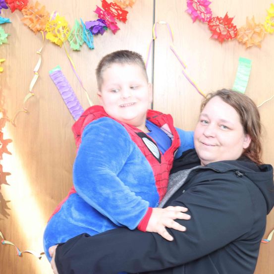 Bild enthält, Person, Photography, Portrait, Coat, Jacket, Flower Arrangement, People, Purple, Adult, Woman