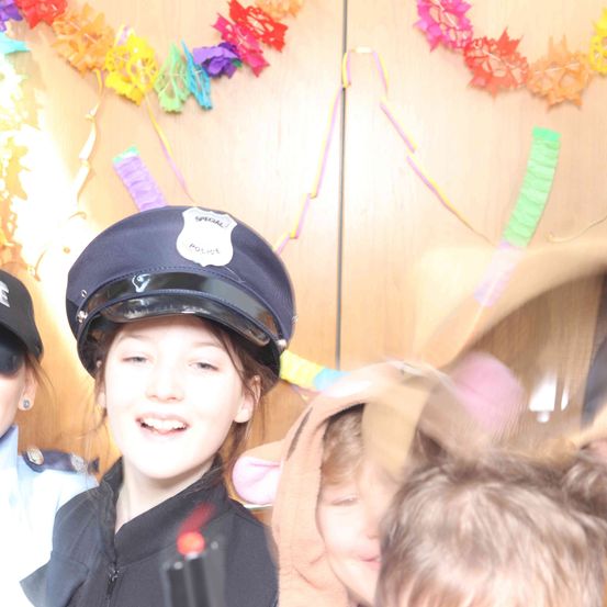 Bild enthält, Hat, Cap, Accessories, Sunglasses, Baseball Cap, Face, Person, Photography, Portrait, People