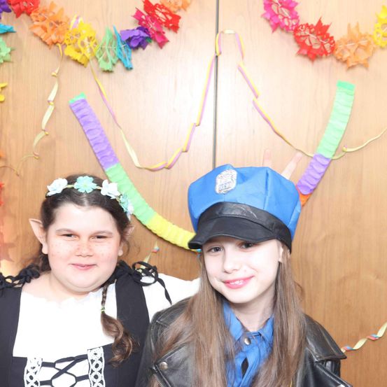 Bild enthält, Hat, Person, Photography, Portrait, People, Cap, Baseball Cap, Flower Arrangement, Costume, Teen