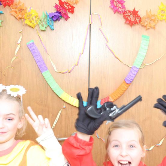 Bild enthält, Person, Photography, Portrait, Finger, Glove, Flower Arrangement, Costume, Accessories, Child, Girl