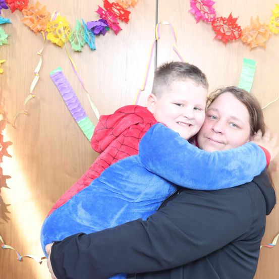 Bild enthält, Face, Head, Person, Photography, Portrait, Purple, Flower, Flower Arrangement, People, Hugging