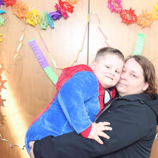 Bild enthält, Face, Person, Photography, Portrait, Purple, Adult, Female, Woman, Flower Arrangement, People