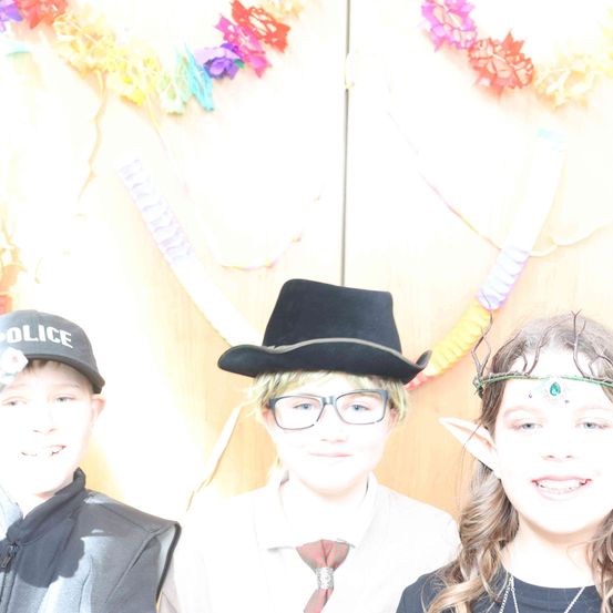 Bild enthält, Hat, Face, Person, Photography, Portrait, Glasses, Child, Female, Girl, Tie
