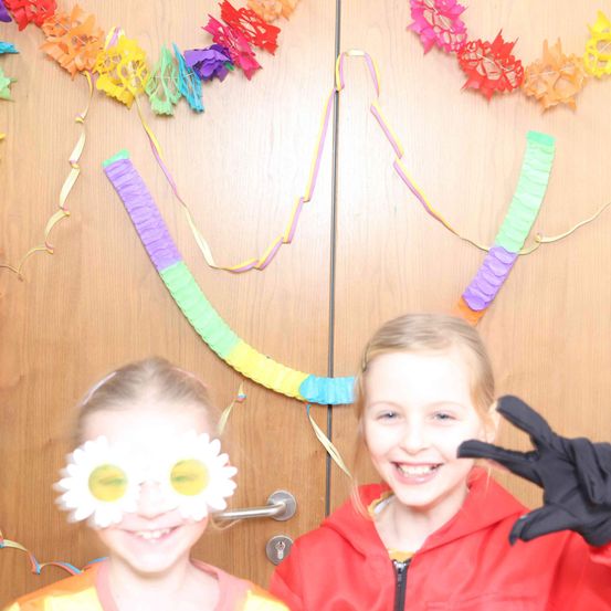 Bild enthält, Person, Photography, Portrait, Glove, Flower, Flower Arrangement, Coat, Accessories, Daisy, Baby