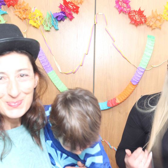 Bild enthält, Photography, Person, Portrait, Accessories, Necklace, Hat, People, Boy, Child, Male