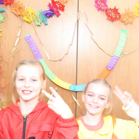 Bild enthält, Person, Photography, Portrait, Flower, Flower Arrangement, Accessories, Child, Female, Girl, People