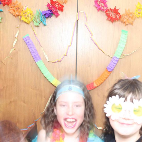 Bild enthält, Flower, Flower Arrangement, Person, Photography, Portrait, Accessories, Hat, Child, Female, Girl