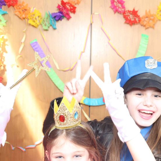 Bild enthält, Hat, Accessories, Person, Portrait, Costume, Jewelry, Child, Female, Girl, People