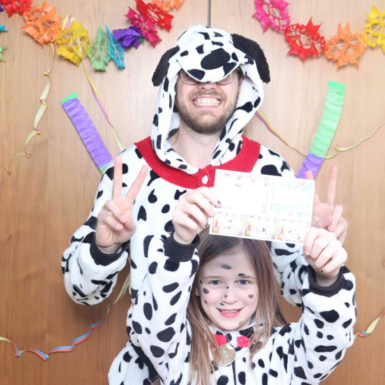 Bild enthält, Face, Person, Photography, Portrait, Costume, Hat, People, Flower, Flower Arrangement, Paper