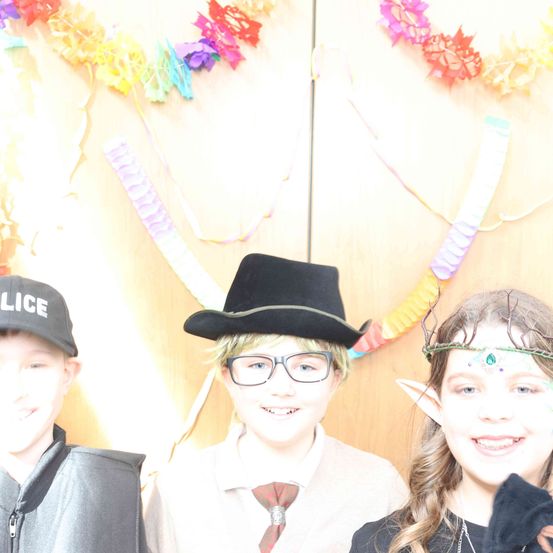 Bild enthält, Hat, Person, Photography, Portrait, Accessories, Glasses, Cap, Adult, Male, Man