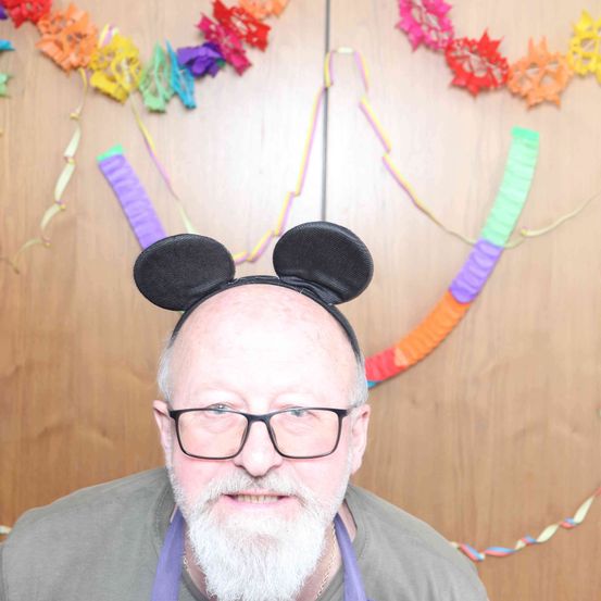 Bild enthält, Accessories, Glasses, Person, Portrait, Hat, Flower Arrangement, Purple, Adult, Male, Man