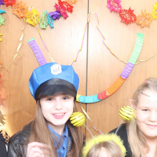 Bild enthält, Person, Photography, Portrait, Hat, People, Flower Arrangement, Cap, Accessories, Costume, Child