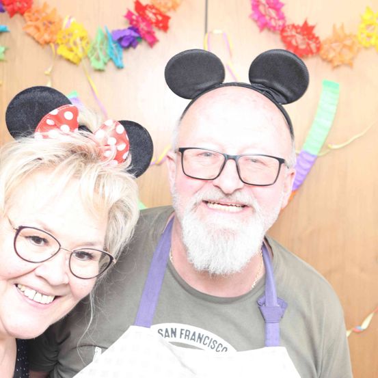 Bild enthält, Accessories, Glasses, Person, Photography, Portrait, T-Shirt, Flower Arrangement, People, Adult, Woman