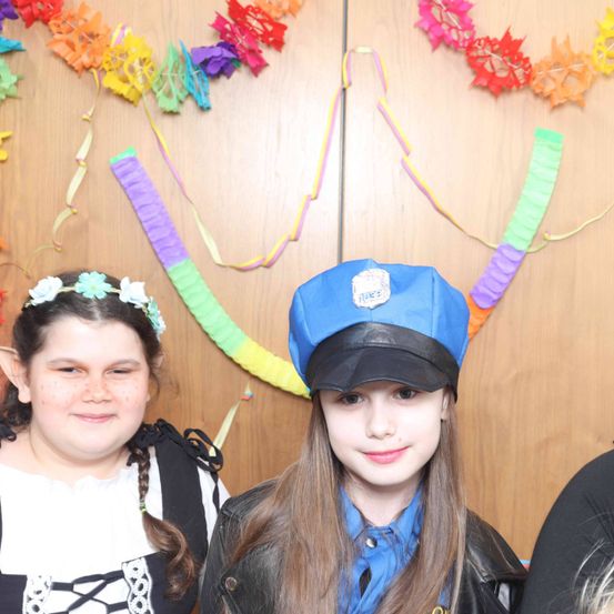 Bild enthält, Hat, People, Person, Cap, Photography, Portrait, Flower Arrangement, Costume, Accessories, Woman