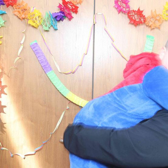 Bild enthält, Face, Person, Photography, Portrait, Pants, Flower, Flower Arrangement, Paper, Purple, Baby