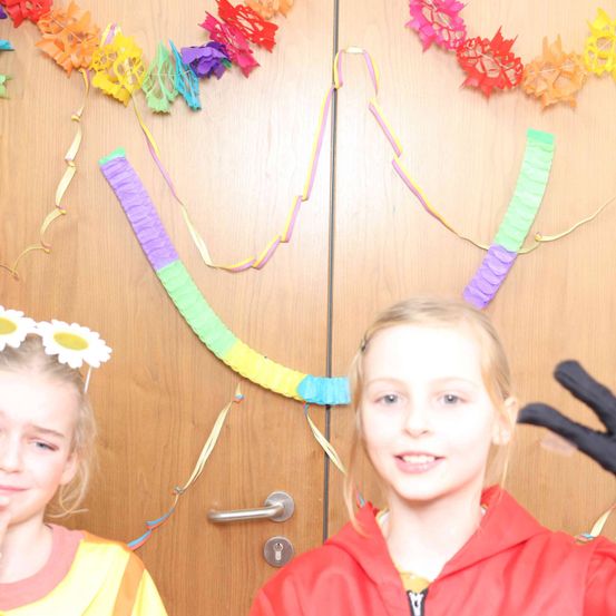 Bild enthält, Person, Photography, Portrait, Glove, Costume, Flower Arrangement, People, Finger, Child, Girl