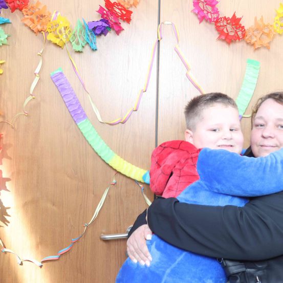 Bild enthält, Face, Head, Person, Photography, Portrait, Flower, Flower Arrangement, Jacket, Pants, People