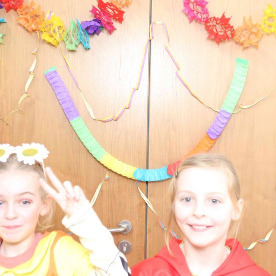 Bild enthält, Person, Photography, Portrait, Flower, Flower Arrangement, Accessories, People, Child, Female, Girl