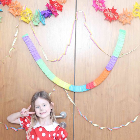 Bild enthält, Flower, Flower Arrangement, Person, Portrait, Accessories, Necklace, Child, Female, Girl, Art