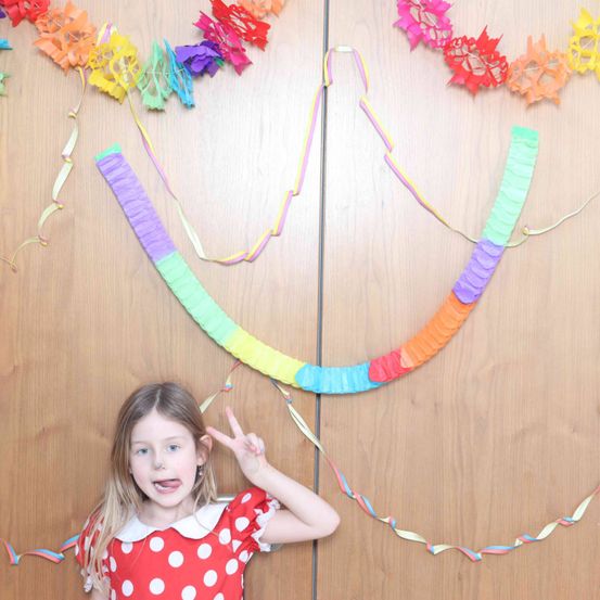 Bild enthält, Flower, Flower Arrangement, Person, Photography, Portrait, Child, Female, Girl, People, Necklace