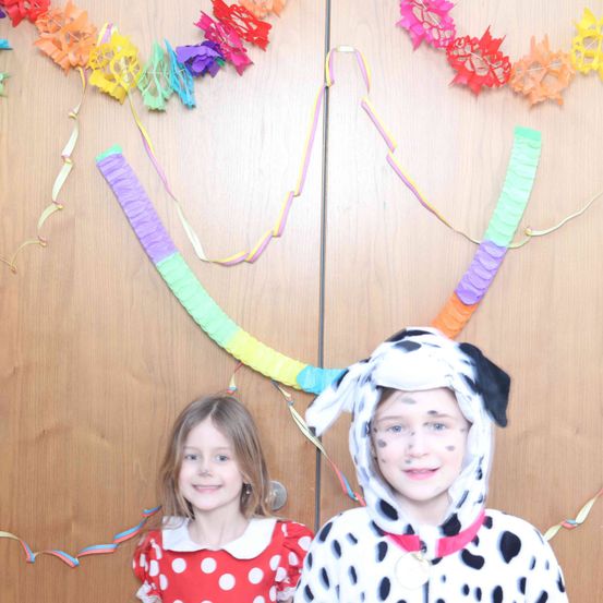Bild enthält, Face, Head, Photography, Portrait, People, Flower Arrangement, Hat, Costume, Necklace, Glasses