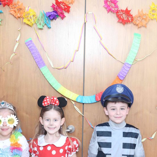 Bild enthält, Person, Photography, Portrait, Hat, People, Accessories, Costume, Flower Arrangement, Child, Girl