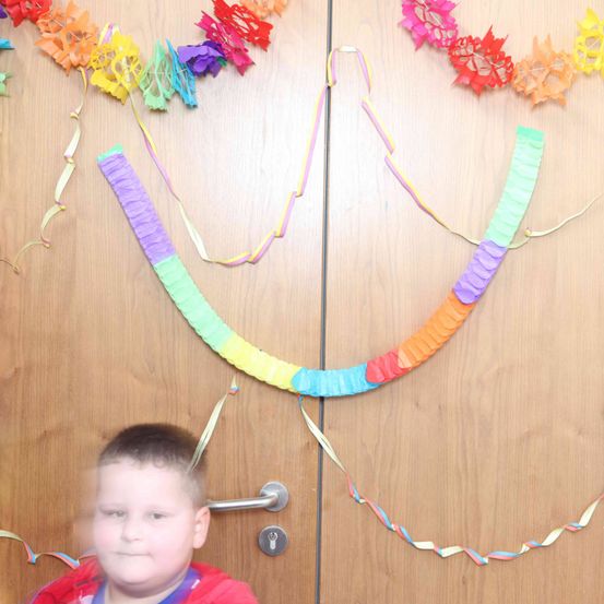 Bild enthält, Flower, Flower Arrangement, Accessories, Face, Person, Photography, Portrait, Ornament, Necklace, People