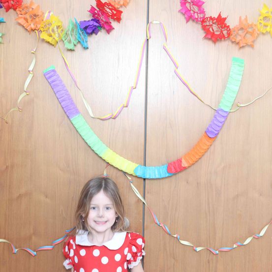 Bild enthält, Flower, Flower Arrangement, Person, Photography, Portrait, Accessories, Necklace, Child, Female, Girl