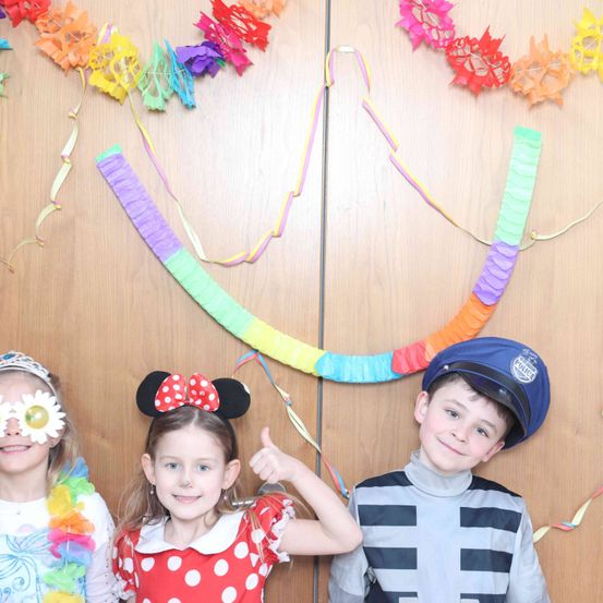 Bild enthält, Hat, Person, Photography, Portrait, People, Accessories, Flower Arrangement, Cap, Child, Girl