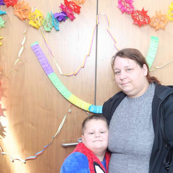 Bild enthält, Person, Photography, Portrait, People, Adult, Female, Woman, Jacket, Flower Arrangement, Child