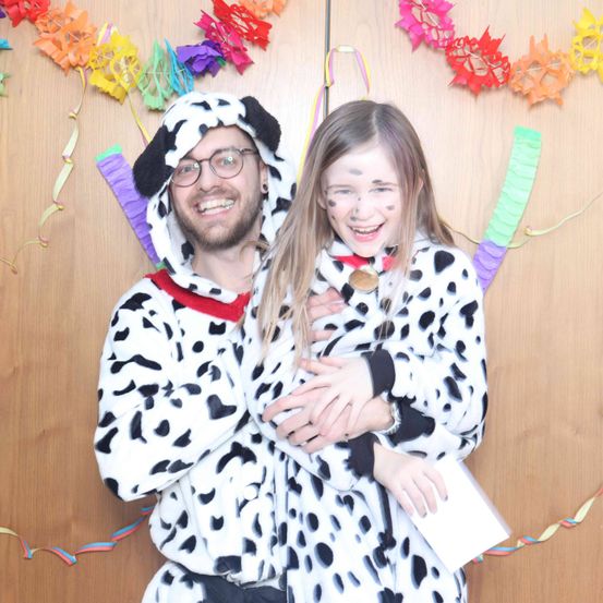 Bild enthält, Person, Photography, Portrait, People, Flower Arrangement, Glasses, Costume, Adult, Female, Woman