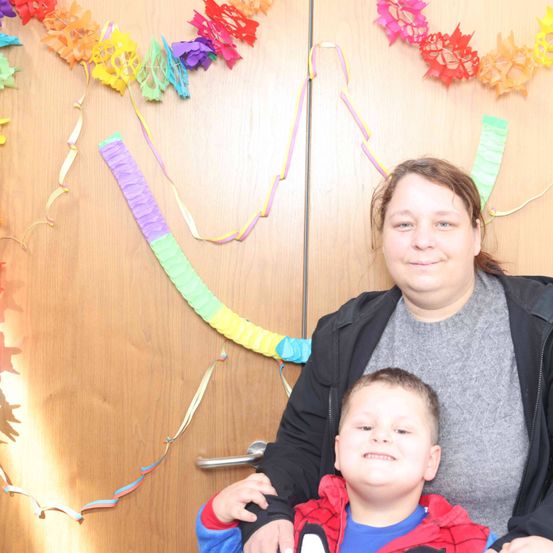 Bild enthält, Face, Head, Person, Photography, Portrait, People, Flower Arrangement, Jacket, Baby, Necklace