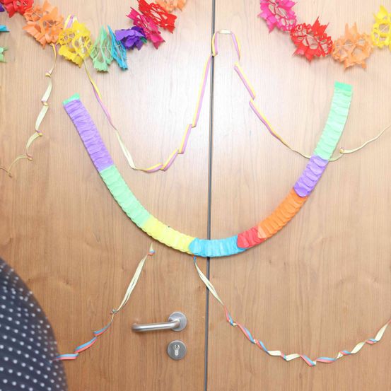 Bild enthält, Flower, Flower Arrangement, Plant, Accessories, Jewelry, Necklace, Ornament, Person, Art, Handicraft