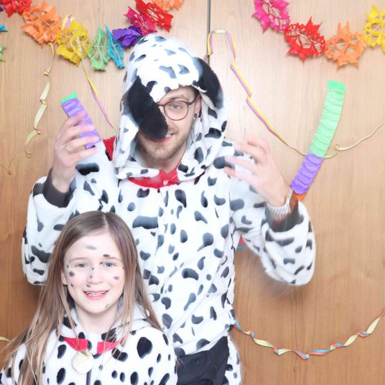 Bild enthält, Head, Person, Photography, Portrait, Costume, People, Flower Arrangement, Accessories, Glasses, Hat