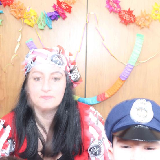 Bild enthält, Hat, Cap, Face, Person, Photography, Portrait, Accessories, Baseball Cap, Flower Arrangement, Jewelry