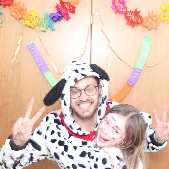 Bild enthält, Photography, Portrait, Accessories, Glasses, Flower, Flower Arrangement, Costume, People, Hat, Finger