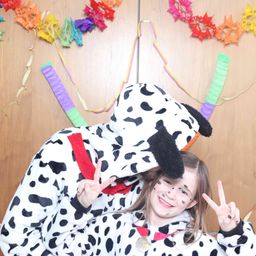 Bild enthält, Person, Photography, Portrait, Costume, Flower Arrangement, People, Adult, Female, Woman, Hat