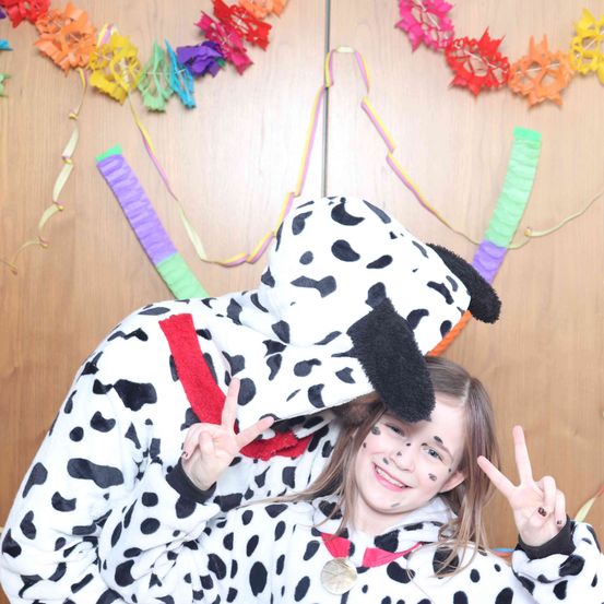 Bild enthält, Person, Photography, Portrait, Costume, Flower Arrangement, People, Adult, Female, Woman, Hat